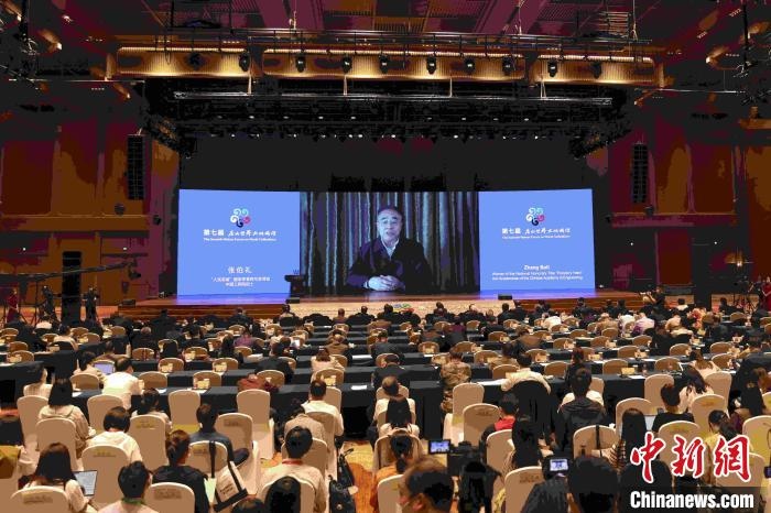 中國工程院院士、“人民英雄”國家榮譽稱號獲得者張伯禮通過視頻發(fā)表主旨演講?！∈⒓样i 攝