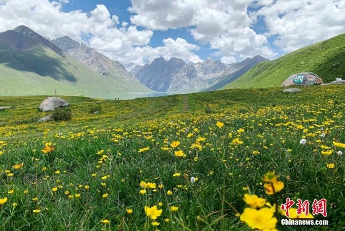 位于青海省果洛藏族自治州久治縣的年保玉則意為“神圣不可侵犯的地方”，山形如蓮花，總面積3469平方公里，保存有冰蝕地貌、冰磧地貌、現(xiàn)代冰川等地質(zhì)遺跡，有“天神后花園”之稱。
<a target='_blank' href='http://www.chinanews.com/'>中新社</a>記者 孫睿 攝