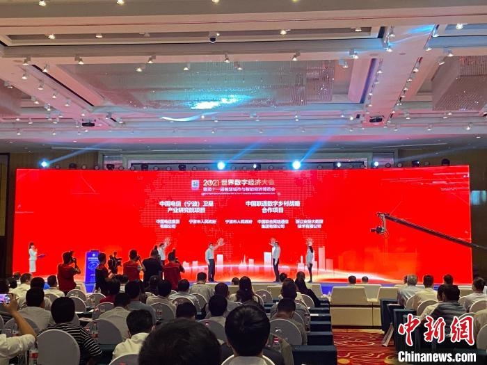 簽約現(xiàn)場?！×植?攝