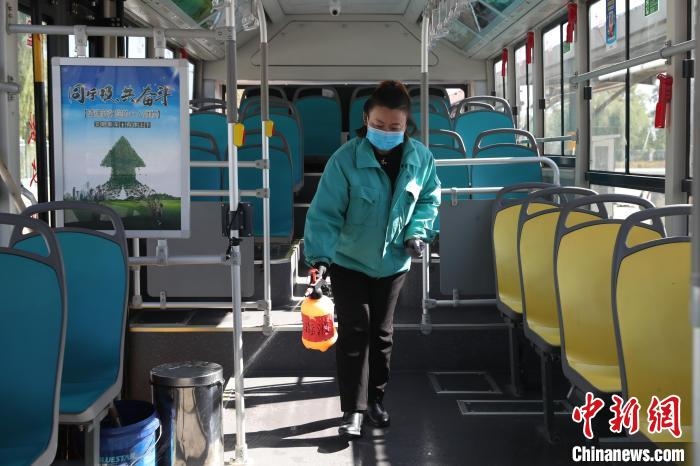 工作人員正在對公交車進(jìn)行消殺?！∮诰?攝