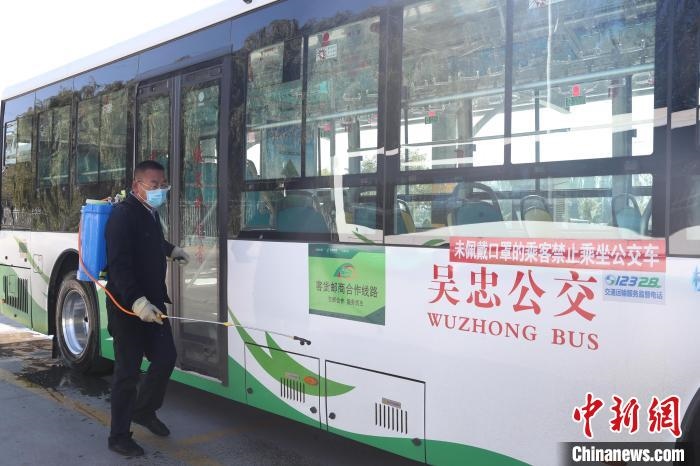 工作人員正在對公交車進(jìn)行消殺?！∮诰?攝