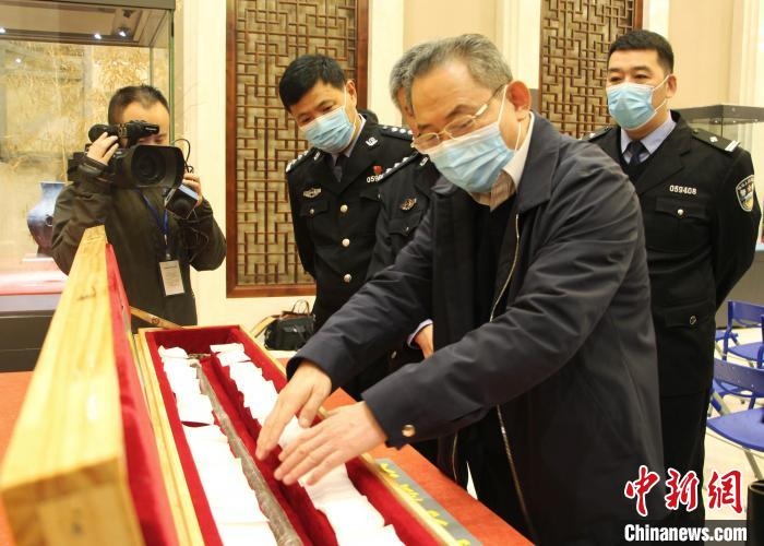 山東博物館館長(zhǎng)鄭同修介紹涉案文物龍首錯(cuò)銀木柲銅杖?！≮w曉 攝