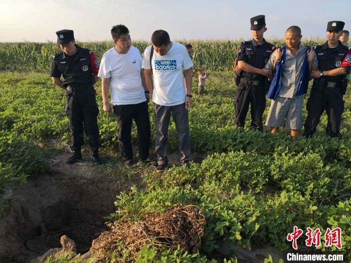 資料圖：犯罪嫌疑人辨認(rèn)作案現(xiàn)場(chǎng)?！〖蜗榭h公安局供圖