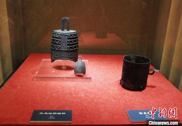 二級(jí)文物西漢鳳鳥紋銅編鐘、漆蓋銅卮?！≮w曉 攝