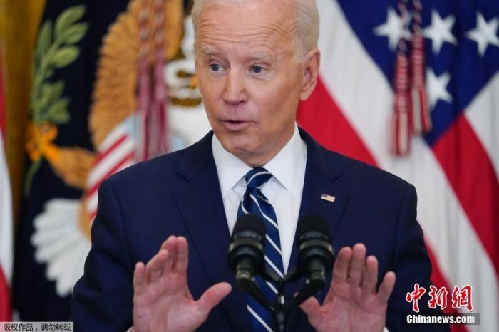 當?shù)貢r間3月25日，美國總統(tǒng)拜登舉行了上任60多天來的首場正式新聞記者會，回答了邊境危機、控槍、基建計劃等熱點問題。