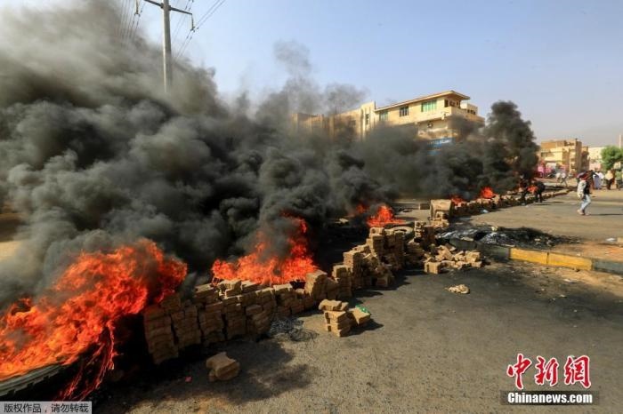 當(dāng)?shù)貢r(shí)間10月25日，蘇丹局勢發(fā)生突變，過渡政府總理被“綁架”，政府部長被軍方抓捕，國家進(jìn)入緊急狀態(tài)，大量民眾走上街頭對軍方行動進(jìn)行抗議，已有7人在抗議活動中死亡，140人受傷。圖為抗議活動中燃燒的輪胎。