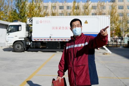 新華全媒+|黨旗高高飄揚在額濟(jì)納——萬余名黨員挺起額濟(jì)納旗抗疫鋼鐵脊梁