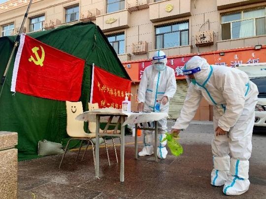 新華全媒+|黨旗高高飄揚在額濟(jì)納——萬余名黨員挺起額濟(jì)納旗抗疫鋼鐵脊梁