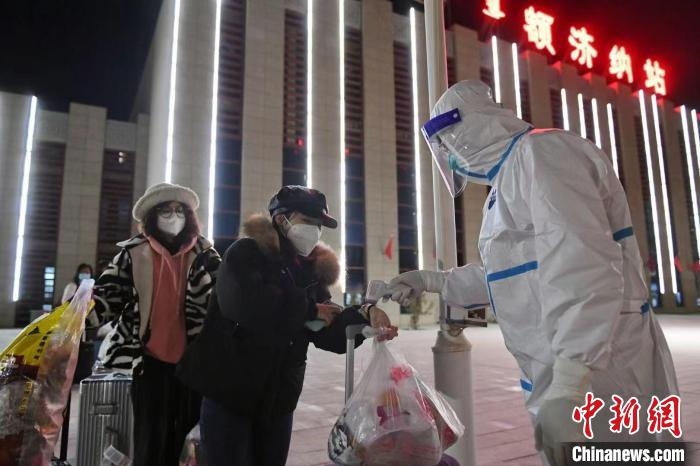 圖為滯留游客被有序轉(zhuǎn)運(yùn)至低風(fēng)險(xiǎn)地區(qū)?！⊥趵?攝