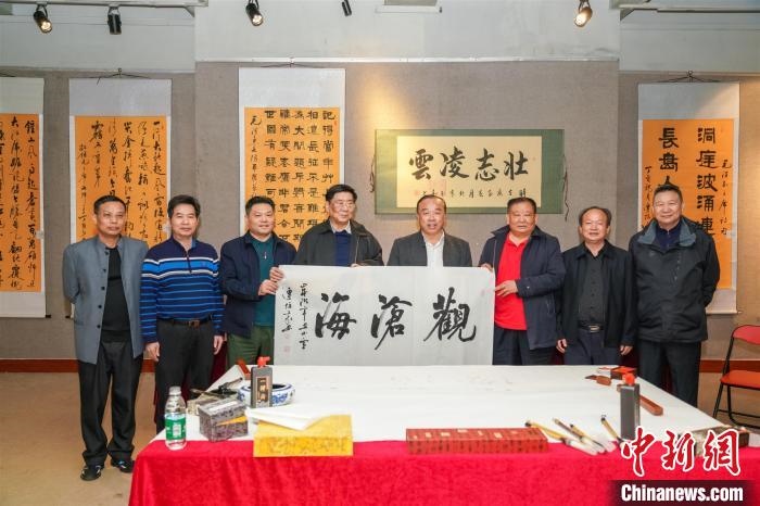 圖為百名將軍書畫展活動(dòng)現(xiàn)場?！∷涡憬?攝 攝