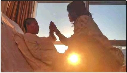 每天早上媽媽醒來后，母女倆都會迎著晨曦握手、擊掌?！∫曨l截圖