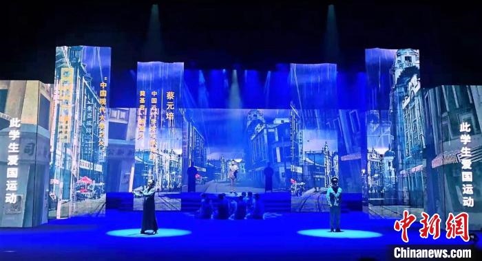 圖為“百年風(fēng)華”大型音樂史詩劇現(xiàn)場。　劉海靈 攝