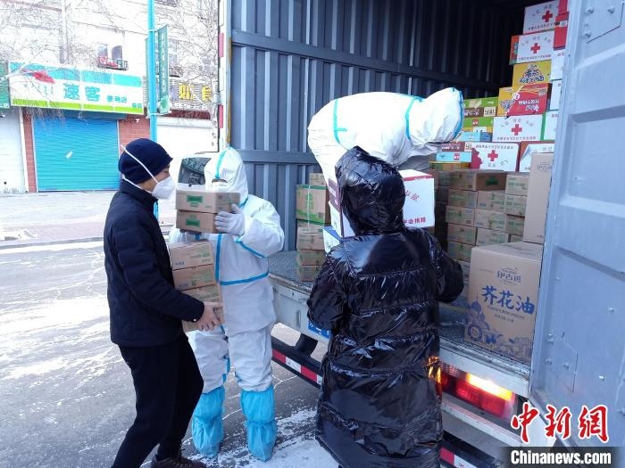 圖為滿洲里物資保障巡回補(bǔ)給車隊(duì)配貨現(xiàn)場?！∏靥饌?攝