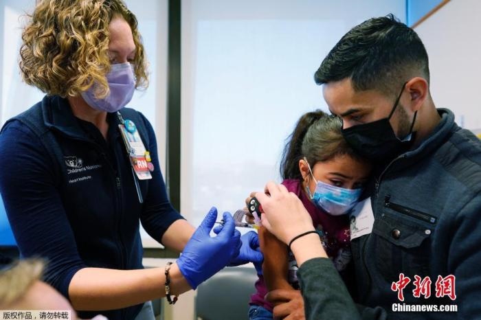 資料圖：當(dāng)?shù)貢r間11月3日，美國華盛頓，國立兒童醫(yī)院為孩子接種疫苗。美國新冠疫苗接種進(jìn)入了一個新階段，數(shù)百萬名小學(xué)生現(xiàn)在可以接種疫苗。