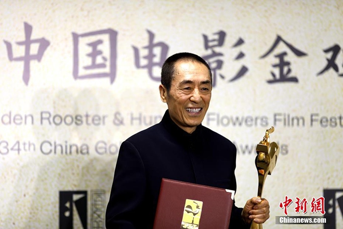 12月30日晚，第34屆中國電影金雞獎(jiǎng)?lì)C獎(jiǎng)典禮在福建省廈門市舉行。張藝謀以執(zhí)導(dǎo)《懸崖之上》榮膺最佳導(dǎo)演獎(jiǎng)。 <a target='_blank' href='/'>中新社</a>記者 呂明 攝