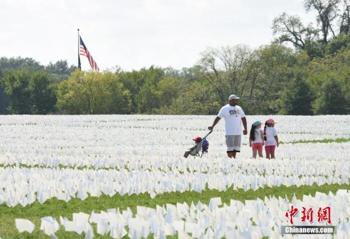 當(dāng)?shù)貢r(shí)間2021年9月18日，美國(guó)首都華盛頓國(guó)家廣場(chǎng)上插著數(shù)十萬(wàn)白色旗幟，悼念新冠逝者。這個(gè)名為“在美國(guó)：銘記”藝術(shù)裝置由美國(guó)藝術(shù)家弗斯滕伯格(Suzanne Firstenberg)策劃，她計(jì)劃在兩周內(nèi)與公眾一起在華盛頓國(guó)家廣場(chǎng)插上與美國(guó)新冠死亡病例數(shù)對(duì)應(yīng)的白旗，以示悼念。 <a target='_blank' href='/'>中新社</a>記者 陳孟統(tǒng) 攝
