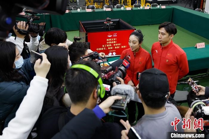 1月5日晚，全力沖刺北京冬奧學習座談會在北京舉行。座談會后，中國花樣滑冰雙人滑組合隋文靜、韓聰接受記者采訪。 <a target='_blank' href='/'>中新社</a>記者 富田 攝