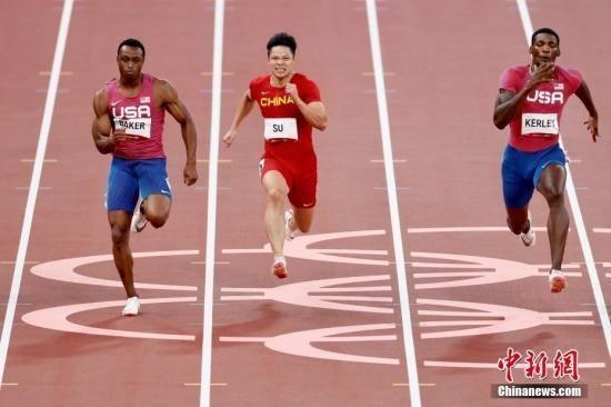 資料圖：北京時間8月1日晚，在東京奧運會男子百米決賽中，中國選手蘇炳添以9.98秒的成績獲得第六名，作為首位闖進奧運男子百米決賽的中國人，他再次創(chuàng)造了歷史。圖為蘇炳添在比賽中。<a target='_blank' href='/'>中新社</a>記者 富田 攝