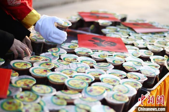 資料圖：工作人員將定制的臘八粥擺放整齊。　泱波 攝