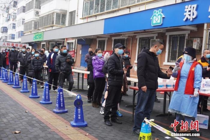 資料圖：1月7日，河南鄭州，市民有序排隊進行核酸檢測。<a target='_blank' href='/'>中新社</a>記者 劉鵬 攝