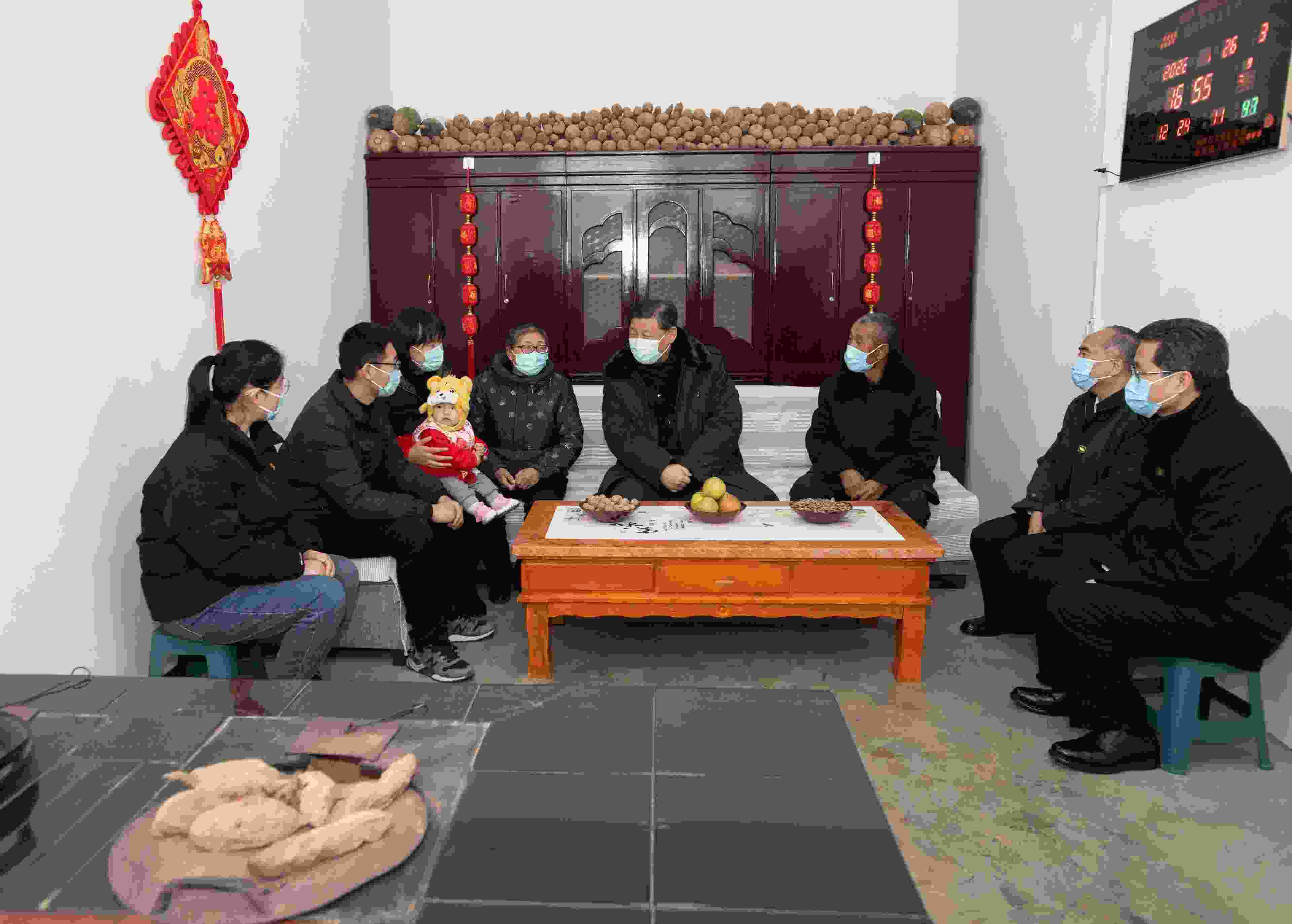 △2022年1月26日，中共中央總書(shū)記、國(guó)家主席、中央軍委主席習(xí)近平在臨汾市汾西縣僧念鎮(zhèn)段村同村民蔡文明一家親切交流。