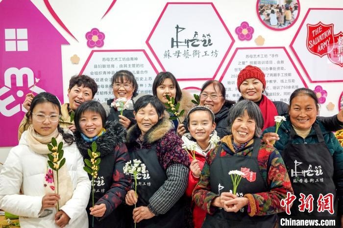 “蘇母藝術(shù)工坊”文創(chuàng)工作室的姐妹們?！」帕捡x 攝