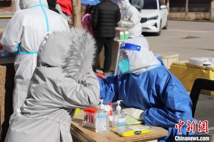 呼和浩特市民做核酸?！埩只?攝