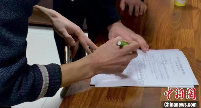 圖為現(xiàn)場下達(dá)詢問通知書?！±铈面?攝