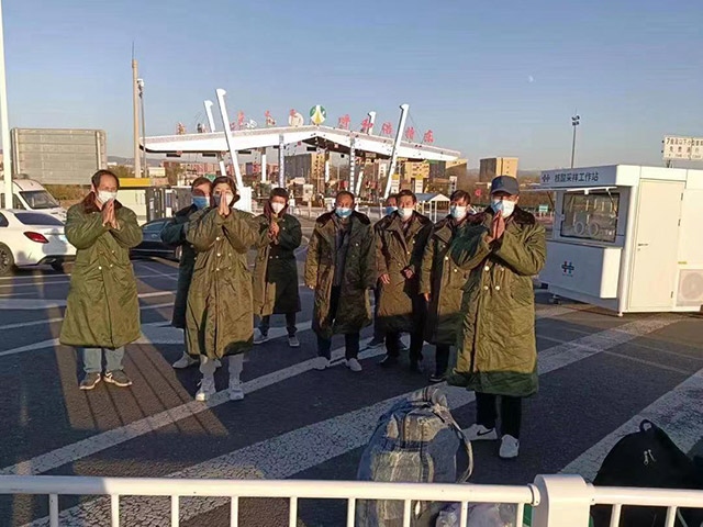 護(hù)送農(nóng)民工安全返鄉(xiāng)。賽罕區(qū)民政局供圖