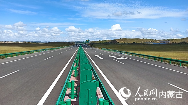 G1611經(jīng)棚至烏蘭布統(tǒng)高速公路項(xiàng)目。人民網(wǎng)記者 趙夢月攝
