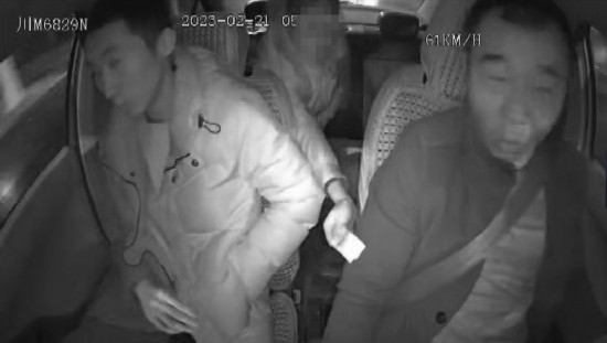 凌晨女子打車到江邊，并掏出百元大鈔給司機(jī)稱不用找了。資陽公安供圖