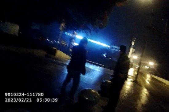 報(bào)警人唐師傅向民警講述情況 。資陽公安供圖