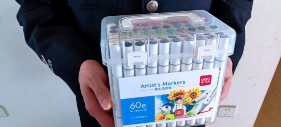 民警送上的馬克筆。資陽市公安供圖