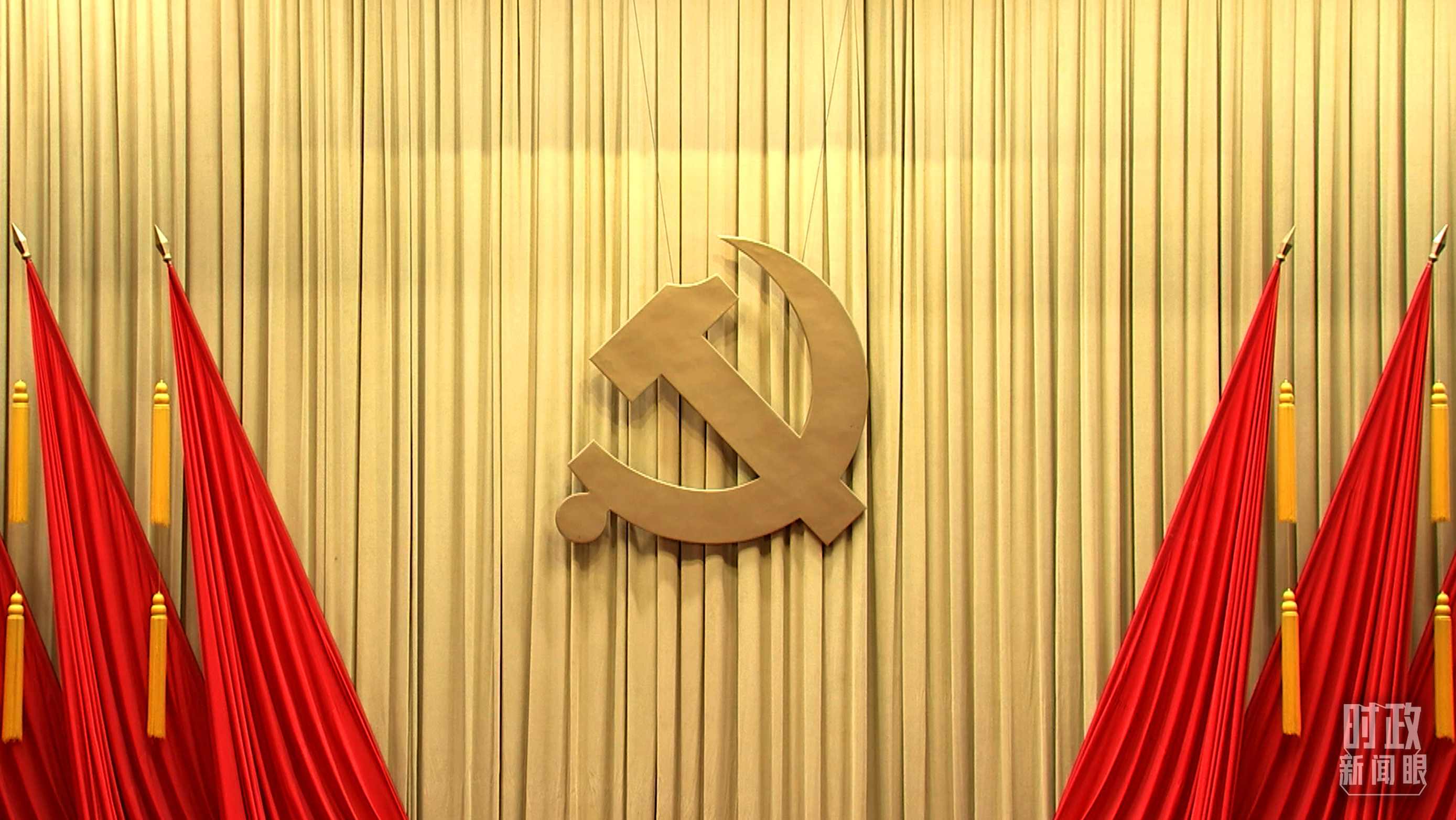 △會(huì)場(chǎng)上莊嚴(yán)的黨徽。（總臺(tái)央視記者郭鴻拍攝）