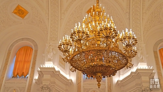 △喬治大廳內(nèi)燈光璀璨。（總臺(tái)國(guó)廣記者李晉拍攝）