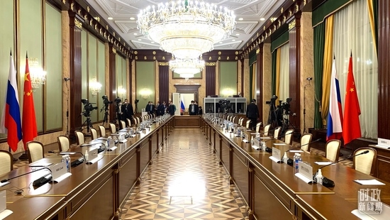 △俄羅斯聯(lián)邦政府大廈內(nèi)，習(xí)主席在這里會(huì)見(jiàn)俄羅斯總理米舒斯京。（總臺(tái)央視記者段德文拍攝）