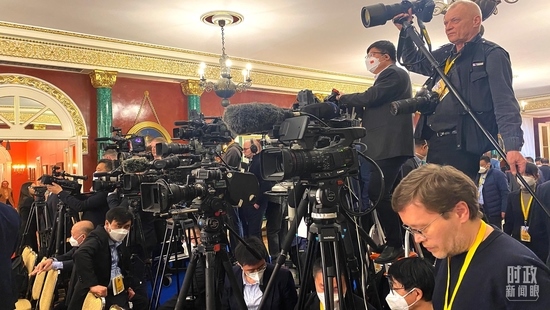 △等待中俄兩國(guó)元首共見(jiàn)記者的中外媒體同仁。（總臺(tái)央視記者段德文、李輝拍攝）