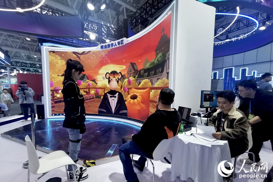 數(shù)字人主播“無聊猿”。人民網(wǎng) 葉青卿攝