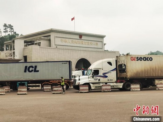 近日，位于中越邊境廣西憑祥市的友誼關(guān)口岸車水馬龍，裝載著東盟水果的跨境車輛來(lái)往不斷。黃艷梅 攝