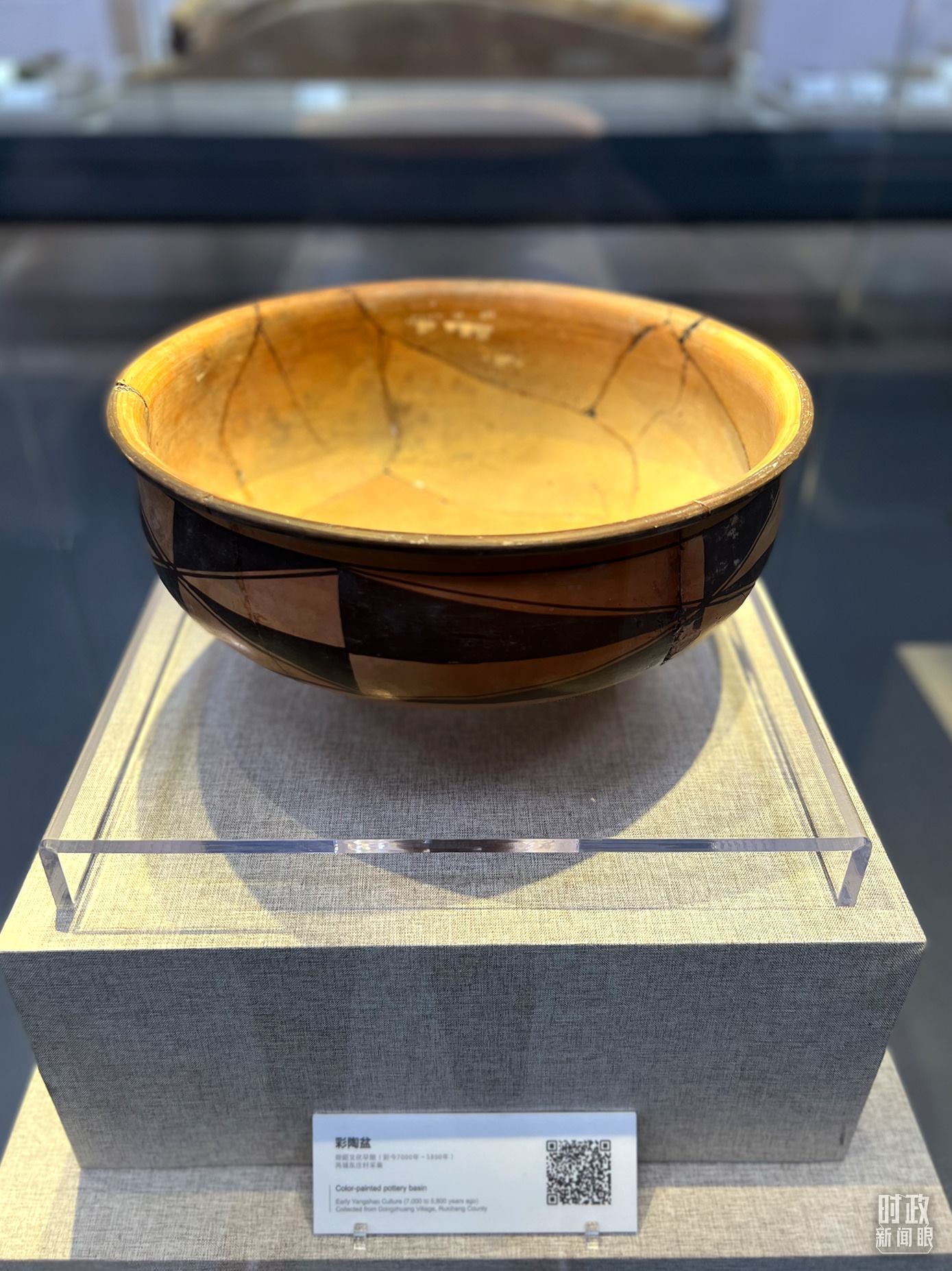 △運城博物館內(nèi)展出的仰韶文化早期的彩陶盆。（總臺央視記者邢彬拍攝）