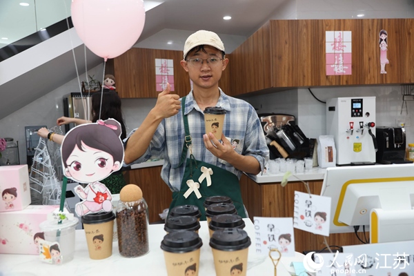 謝雨橋展示制作好的咖啡。人民網(wǎng)記者 馬曉波攝