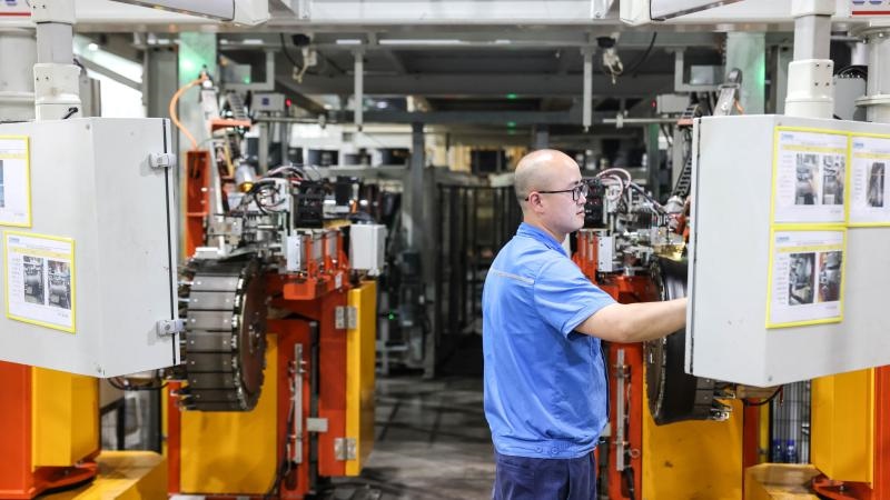 工作人員在貴州輪胎股份有限公司的“5G全連接工廠(chǎng)”成型區(qū)作業(yè)（2022年5月17日攝）。新華社記者 歐東衢 攝