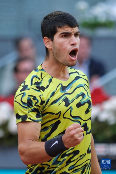 5月7日，阿爾卡拉斯在比賽中慶祝得分。當(dāng)日，在西班牙馬德里網(wǎng)球公開(kāi)賽男單決賽中，西班牙選手阿爾卡拉斯以2比1戰(zhàn)勝德國(guó)選手施特魯夫，奪得冠軍。新華社記者 孟鼎博 攝