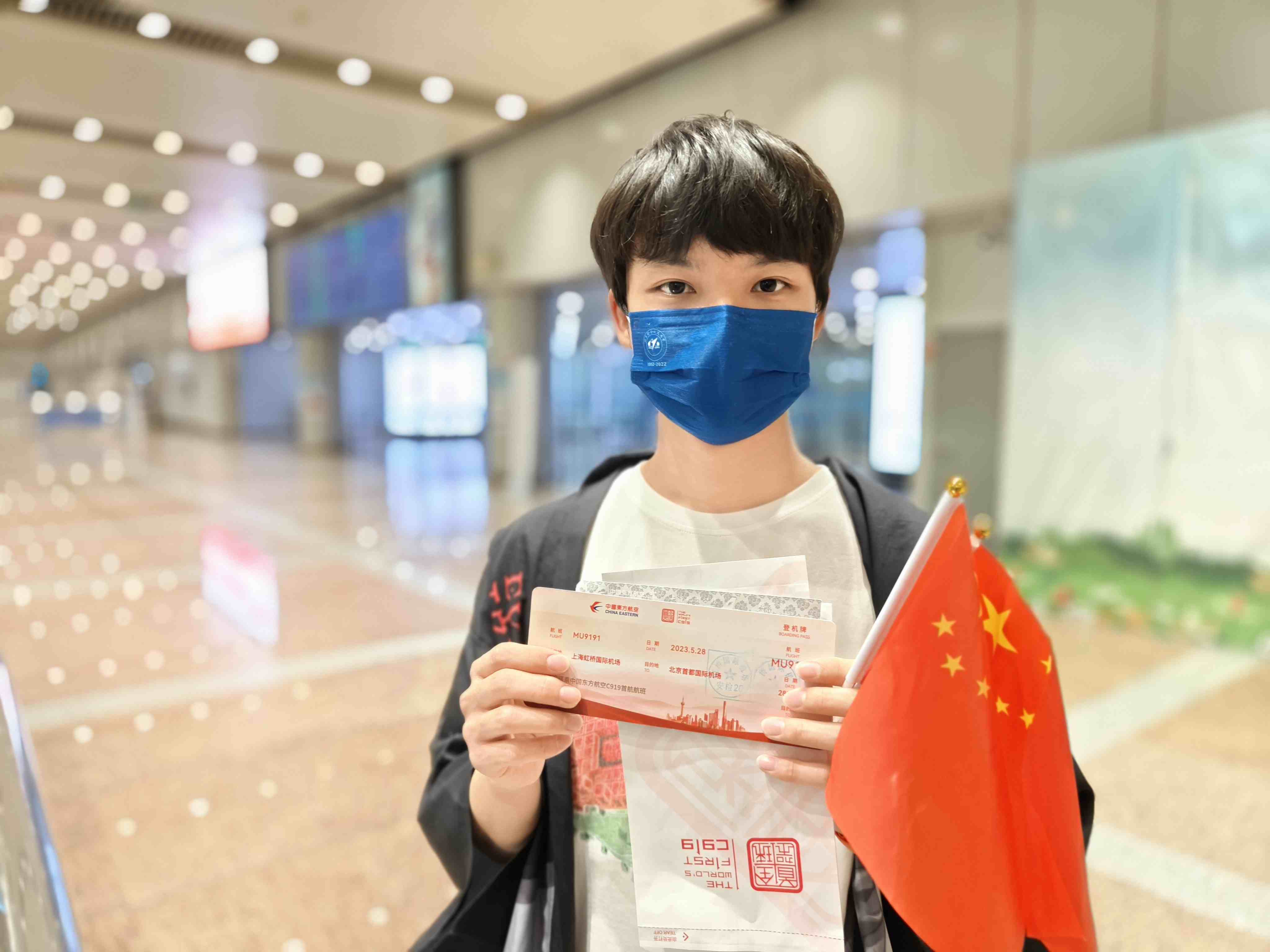 張可立向記者展示有著紀(jì)念意義的登機(jī)牌。人民網(wǎng)記者 夏曉倫攝