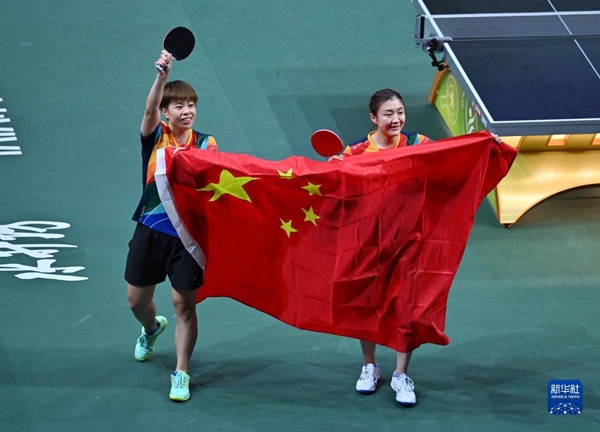 5月27日，陳夢(mèng)（右）/王藝迪慶祝勝利。當(dāng)日，在南非德班進(jìn)行的2023年世界乒乓球錦標(biāo)賽女子雙打決賽中，中國(guó)選手陳夢(mèng)/王藝迪以3比0戰(zhàn)勝韓國(guó)選手田志希/申裕斌，奪得冠軍。新華社記者 陶希夷攝
