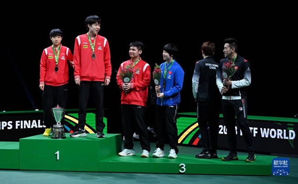 5月26日，冠軍中國(guó)組合王楚欽（左二）/孫穎莎（左一）與季軍中國(guó)組合林詩(shī)棟（左三）/蒯曼（左四）、中國(guó)香港組合黃鎮(zhèn)廷（右一）/杜凱琹在頒獎(jiǎng)儀式后交流。新華社記者 陶希夷攝