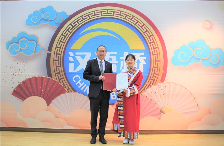 中國(guó)銀行首爾分行行長(zhǎng)周建軍為大學(xué)生組冠軍頒獎(jiǎng)并頒發(fā)就業(yè)證書。首爾孔子學(xué)院供圖