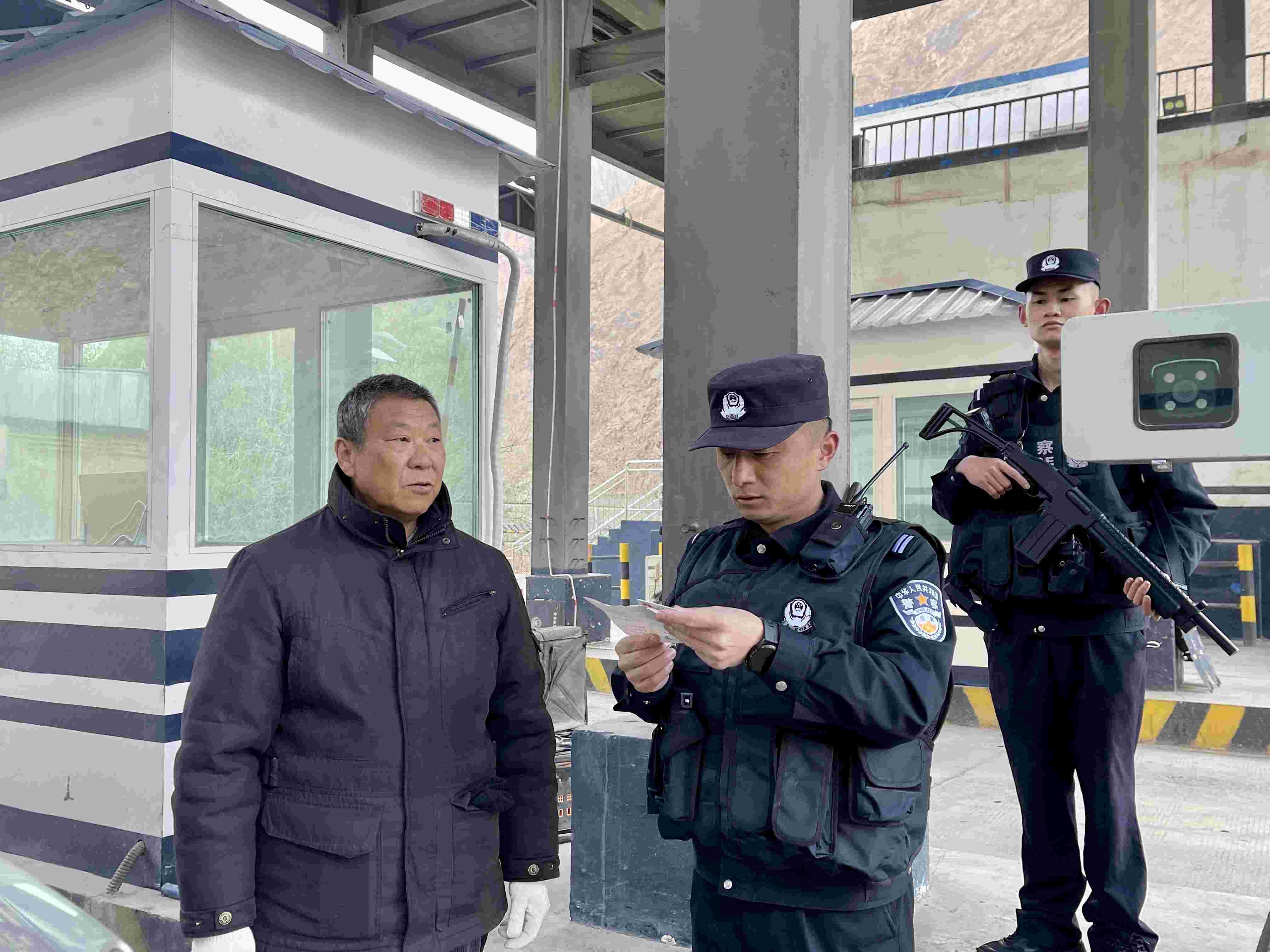 在庫地邊境檢查站，陳暢核對進(jìn)出邊境管理區(qū)人員信息。人民網(wǎng) 周靜圓攝