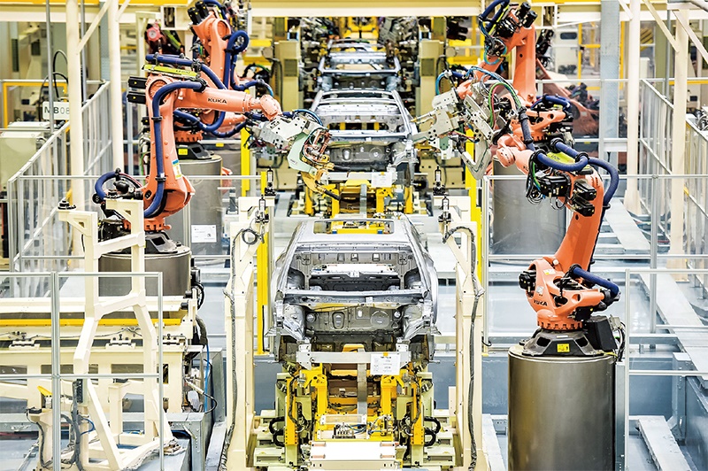 發(fā)展新能源汽車是我國從汽車大國邁向汽車強國的必由之路。2022年中國新能源汽車產(chǎn)銷分別實現(xiàn)705.8萬輛和688.7萬輛，連續(xù)8年位居世界第一。圖為廣汽埃安第一智造中心焊裝車間正在熱火朝天地生產(chǎn)。 廣汽埃安新能源汽車股份有限公司供圖