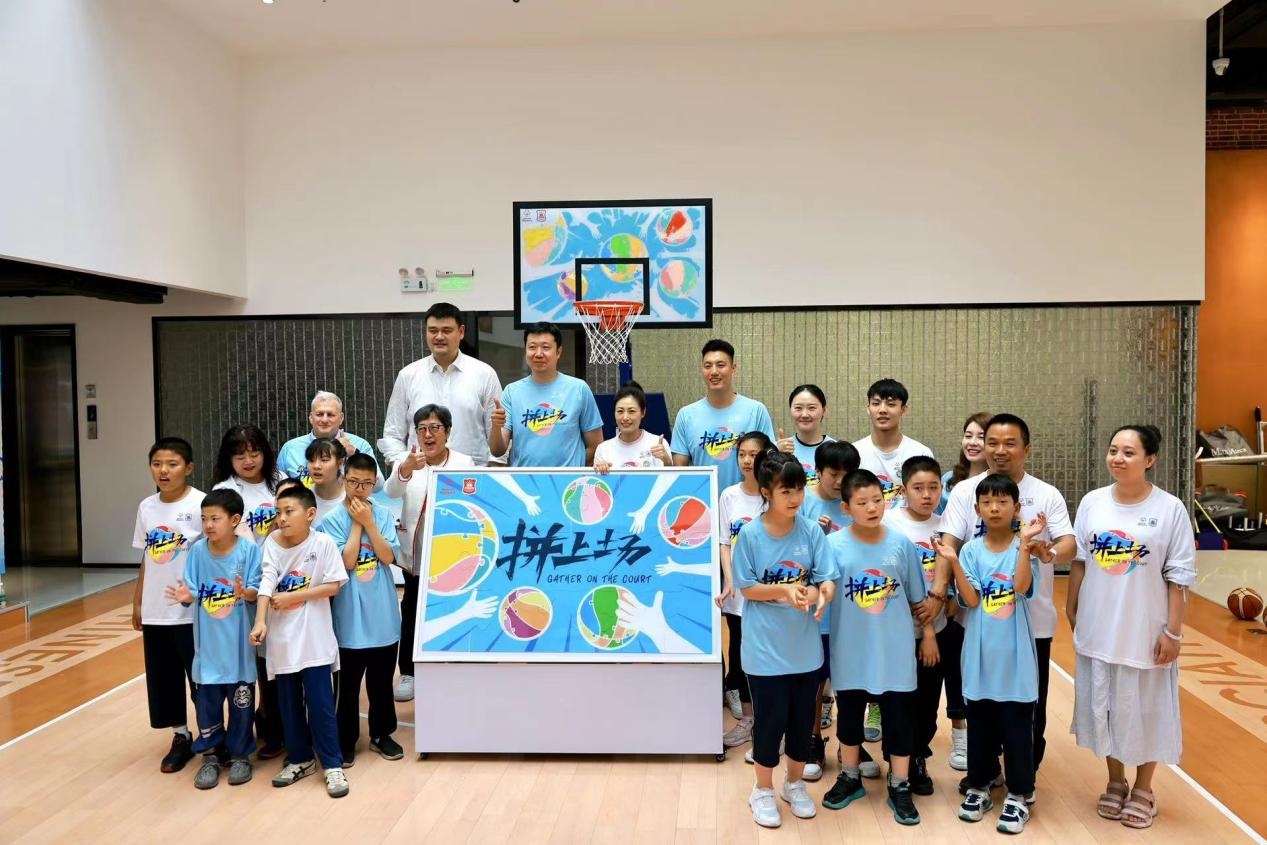 嘉賓與特奧小運(yùn)動員在活動結(jié)束后合影。人民網(wǎng)記者 郝帥攝